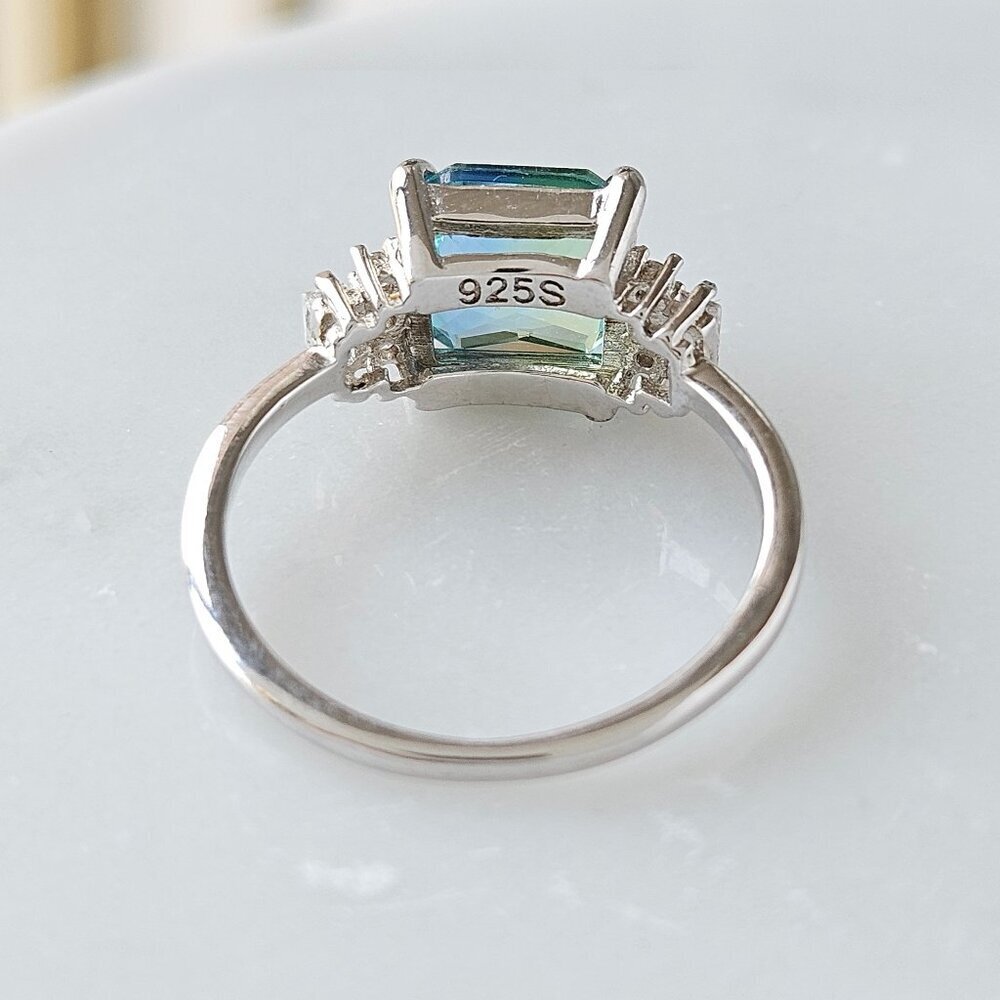 Stunning Silver Ring with Blue-Green Gemstone - Picture 2 of 6